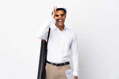 Miğferli Afrikalı Amerikalı mimar ve izole edilmiş beyaz arkaplan üzerinde planlar tutuyor.