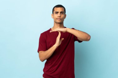 Afrika kökenli Amerikalı bir adam izole edilmiş bir şekilde jest yapıyor.