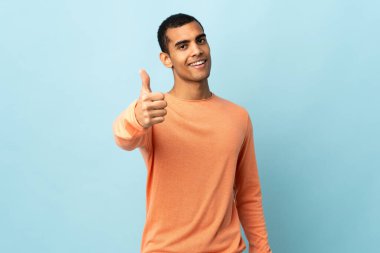 İyi bir şey olduğu için afro-amerikan kökenli izole bir adam.