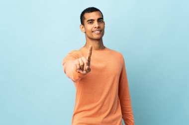 İzole edilmiş arka planda yaşayan Afrikalı Amerikalı bir adam parmağını kaldırıyor ve gösteriyor.