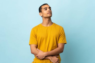 Afro-Amerikalı bir adam izole edilmiş geçmişine bakarken şüphe duyuyor.