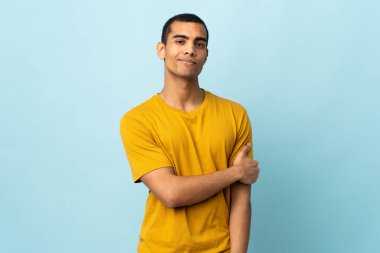 Afrika kökenli Amerikalı bir adam gülerek izole edilmiş.