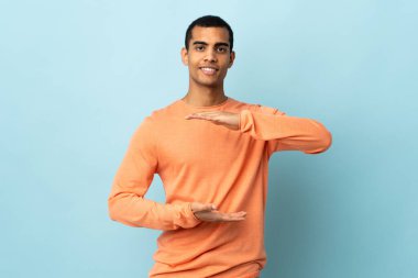 Afro-Amerikalı bir adam, arka planda izole edilmiş bir şekilde, fotokopi çekiyordu.