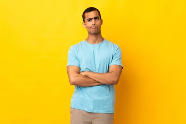 Mutsuz bir ifadeyle izole edilmiş Afrikalı Amerikalı bir adam.