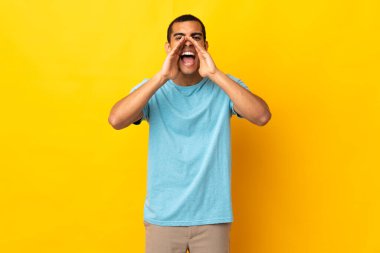 Afrika kökenli Amerikalı bir adam bağırıyor ve bir şey duyuruyor.