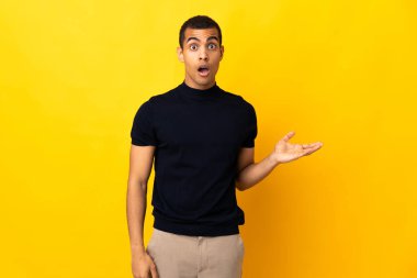 Afrika kökenli Amerikalı bir adam şüpheli davranışlar sergiliyor.