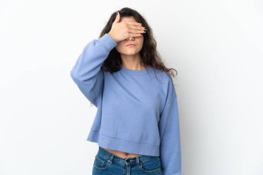 Genç Rus kız, beyaz arka planda, gözleri elleriyle kaplayan izole edilmiş. Bir şey görmek istemiyorum.