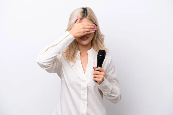 Mladá Zpěvačka Zvedla Mikrofon Izolovaný Bílém Pozadí Zakryla Oči Rukama — Stock fotografie