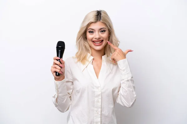 Νεαρή Τραγουδίστρια Γυναίκα Μαζεύοντας Ένα Μικρόφωνο Απομονωμένο Λευκό Φόντο Δίνοντας — Φωτογραφία Αρχείου