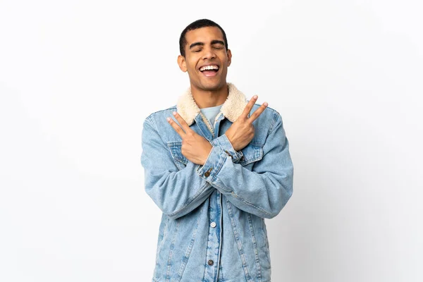 Hombre Afroamericano Sobre Fondo Blanco Aislado Sonriendo Mostrando Señal Victoria — Foto de Stock