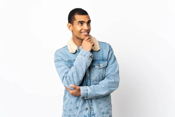 Hombre Afroamericano Sobre Fondo Blanco Aislado Mirando Hacia Arriba Mientras —  Fotos de Stock