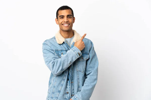 Homem Afro Americano Sobre Fundo Branco Isolado Apontando Para Lado — Fotografia de Stock