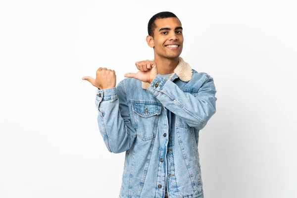 Homem Afro Americano Sobre Fundo Branco Isolado Apontando Para Lado — Fotografia de Stock