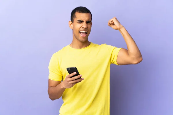 African American Man Över Isolerade Lila Bakgrund Med Hjälp Mobiltelefon — Stockfoto