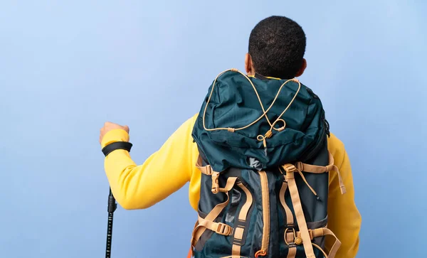 Afro Amerikaanse Man Met Rugzak Trekking Palen Geïsoleerde Achtergrond Rug — Stockfoto