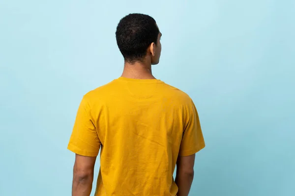 Afroamerikaner Über Isolierten Hintergrund Rückenlage Und Seitenblick — Stockfoto