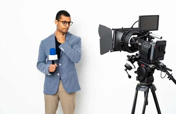 Reporter Homme Afro Américain Tenant Microphone Rapportant Des Nouvelles Sur — Photo