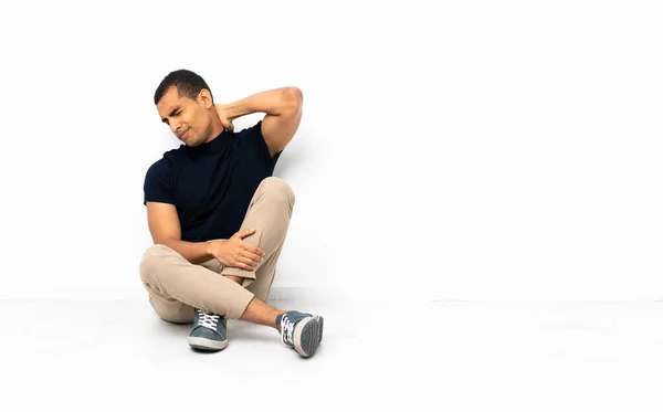 Afroamerikaner Sitzt Mit Nackenschmerzen Auf Dem Boden — Stockfoto