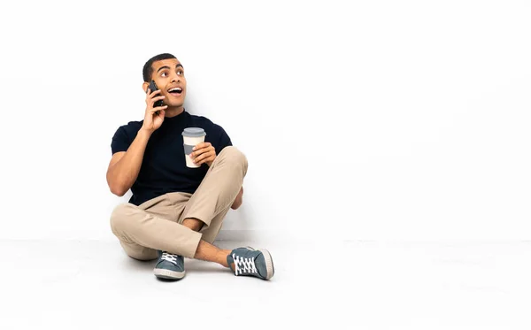 African American Man Sitter Golvet Med Kaffe För Att Bort — Stockfoto