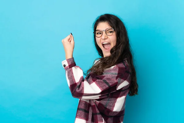 Adolescente Russo Menina Isolada Fundo Azul Comemorando Uma Vitória — Fotografia de Stock