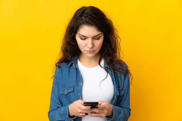 Adolescente Chica Rusa Aislado Fondo Amarillo Utilizando Teléfono Móvil —  Fotos de Stock