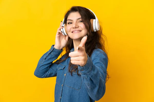 Adolescente Russe Fille Isolée Sur Fond Jaune Écouter Musique Pointant — Photo