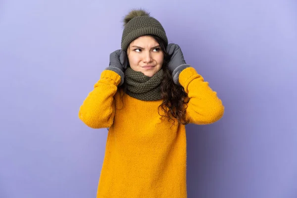 Adolescente Russo Menina Com Chapéu Inverno Isolado Fundo Roxo Frustrado — Fotografia de Stock