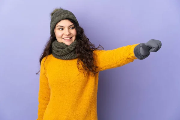 Tiener Russisch Meisje Met Winter Hoed Geïsoleerd Paarse Achtergrond Geven — Stockfoto