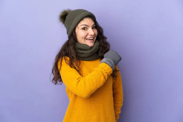 Tonåring Ryska Flicka Med Vinter Hatt Isolerad Lila Bakgrund Firar — Stockfoto