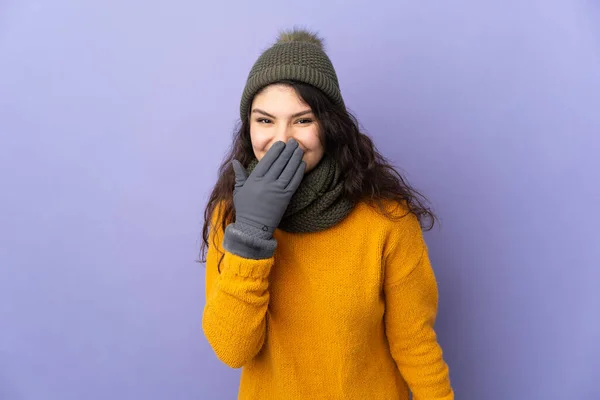 Nastolatek Rosyjski Dziewczyna Zimowy Kapelusz Odizolowany Fioletowy Tło Szczęśliwy Uśmiechnięty — Zdjęcie stockowe