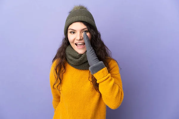 Tonåring Ryska Flicka Med Vinter Hatt Isolerad Lila Bakgrund Skrika — Stockfoto