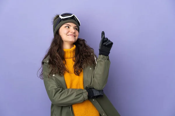 Tonåring Ryska Flicka Med Snowboard Glasögon Isolerad Lila Bakgrund Pekar — Stockfoto