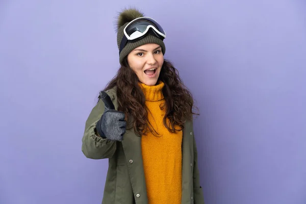 Tonåring Ryska Flicka Med Snowboard Glasögon Isolerad Lila Bakgrund Med — Stockfoto