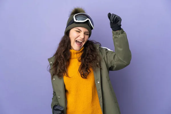 Tonåring Ryska Flicka Med Snowboard Glasögon Isolerad Lila Bakgrund Firar — Stockfoto