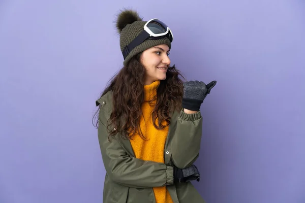 Tonåring Ryska Flicka Med Snowboard Glasögon Isolerade Lila Bakgrund Pekar — Stockfoto