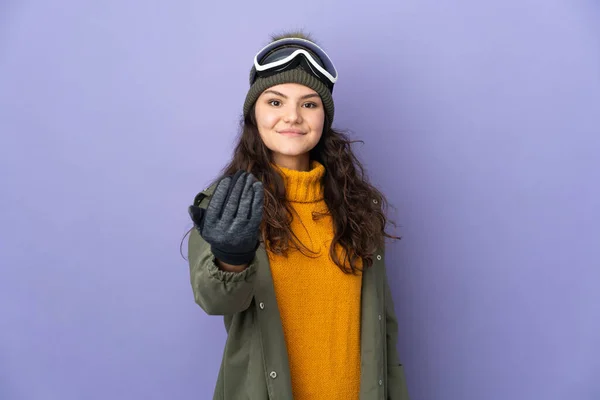 Tonåring Ryska Flicka Med Snowboard Glasögon Isolerad Lila Bakgrund Inbjudande — Stockfoto