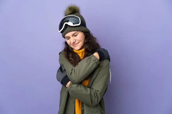 年少无知的俄罗斯姑娘 戴着雪板眼镜 背负紫色背景 因努力工作而感到肩头酸痛 — 图库照片
