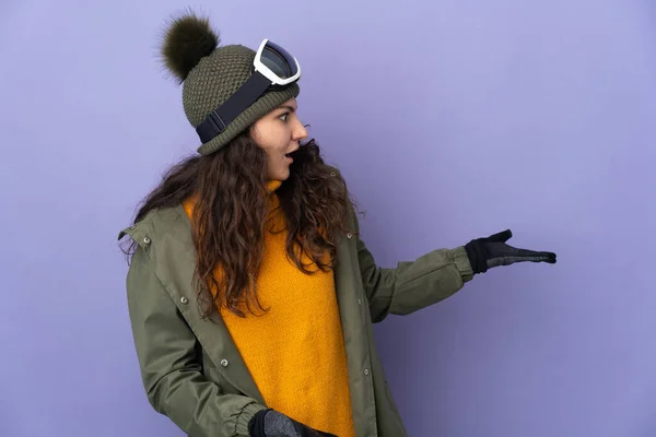 Teenager Russische Mädchen Mit Snowboard Brille Isoliert Auf Lila Hintergrund — Stockfoto