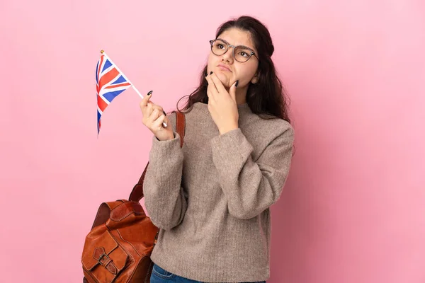 Joven Mujer Rusa Sosteniendo Una Bandera Del Reino Unido Aislada —  Fotos de Stock