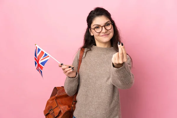 Junge Russin Mit Britischer Flagge Auf Rosa Hintergrund Macht Geld — Stockfoto
