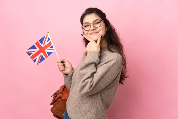 Junge Russin Mit Einer Britischen Flagge Auf Rosa Hintergrund Glücklich — Stockfoto
