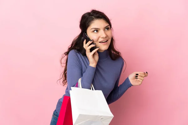 Teenager Ragazza Russa Isolata Sfondo Rosa Tenendo Borse Della Spesa — Foto Stock