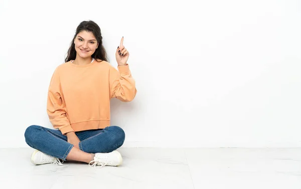 Adolescente Rusa Chica Sentada Suelo Mostrando Levantando Dedo Señal Mejor — Foto de Stock