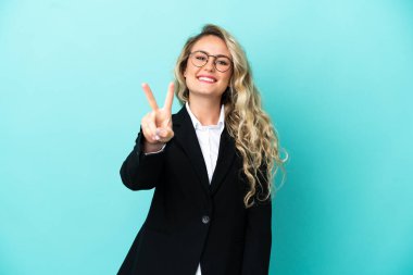 Brezilya 'lı iş kadını izole edilmiş arka planda gülümsüyor ve zafer işareti gösteriyor