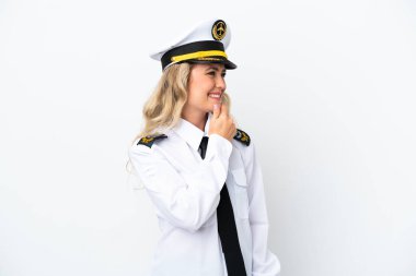 Brezilya uçağı pilotu beyaz arka planda izole edilmiş, yana bakıyor ve gülümsüyor.