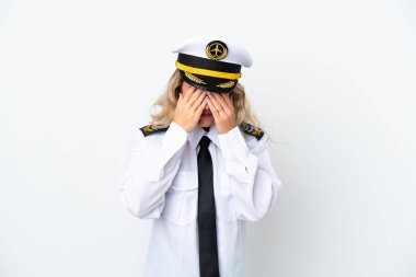 Brezilya uçağı pilotu yorgun ve hasta bir ifadeyle beyaz arka planda izole edilmiş.