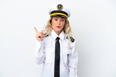 Brezilya 'lı uçak pilotu beyaz arka planda izole edildi. Çözümün farkına varmak için parmağını kaldırdı.