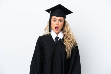 Üniversiteden mezun genç bir kadın beyaz arka planda izole edilmiş yukarı bakıyor ve şaşırmış bir ifadeyle