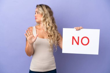 Mor arka planda izole edilmiş genç Brezilyalı bir kadın elinde 