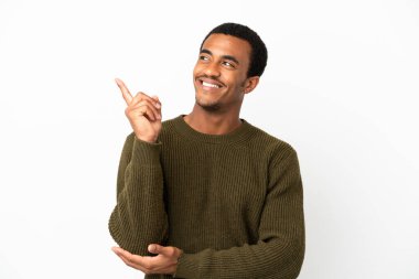 İzole edilmiş beyaz arka planda Afro-Amerikalı yakışıklı bir adam harika bir fikre işaret ediyor.